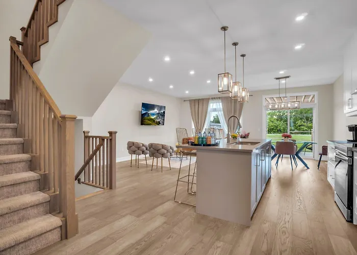 Luxury Niagara 3 Bdr Townhouse /Garage