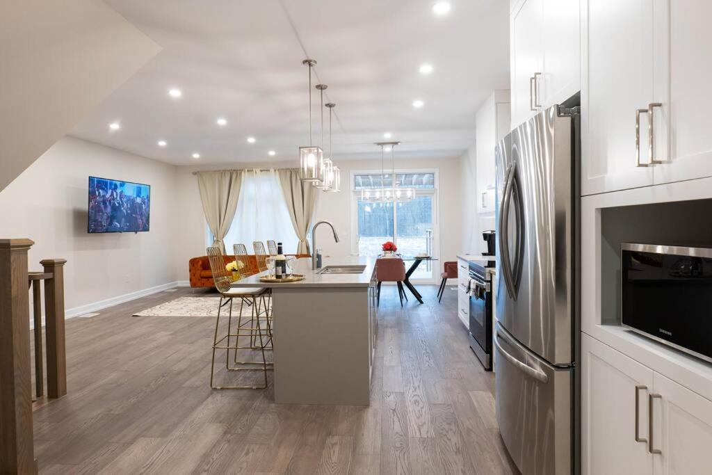 Luxury 3 Bdr Townhouse /garage * Niagara Falls
