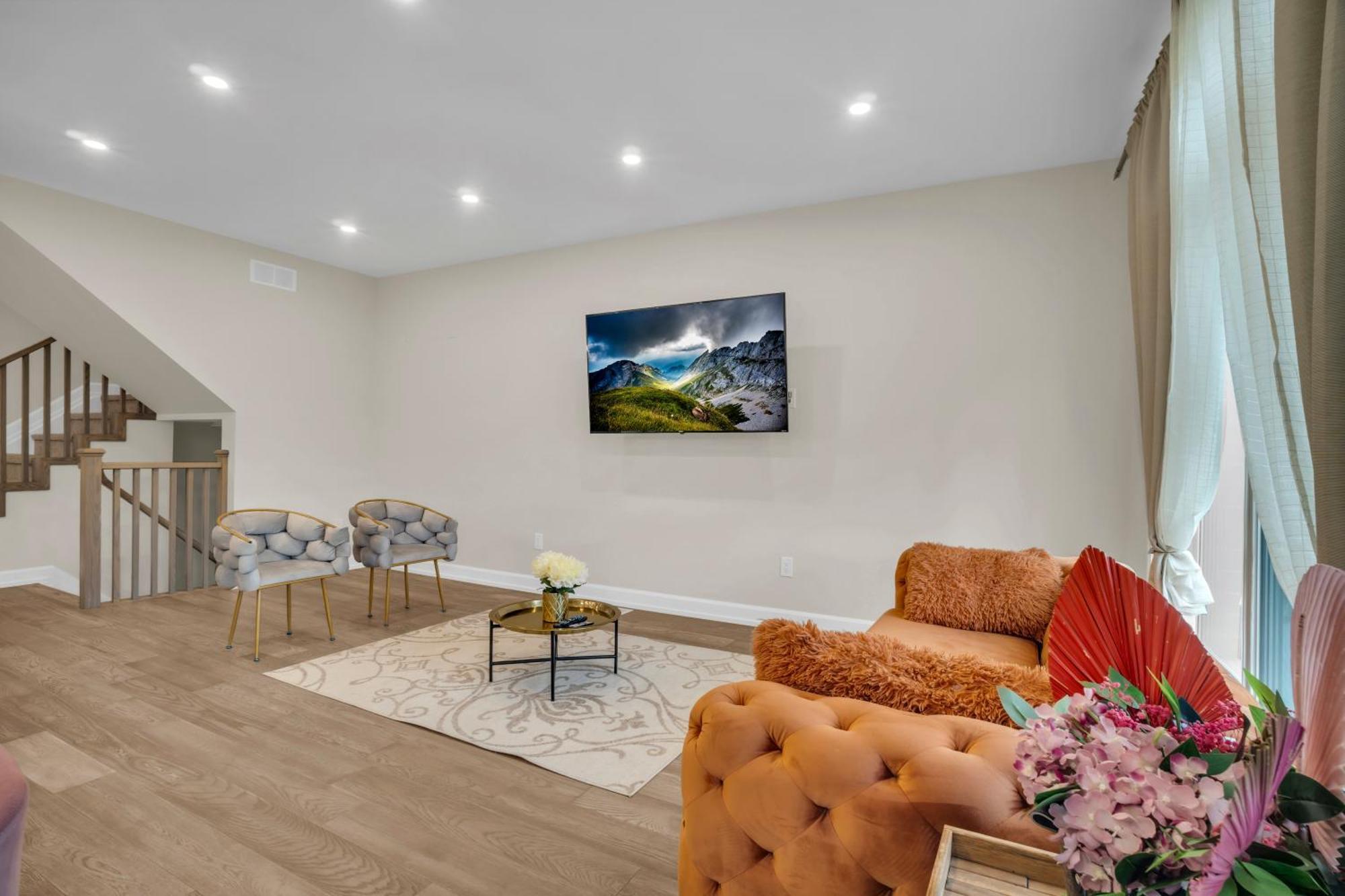 Luxury 3 Bdr Townhouse /garage