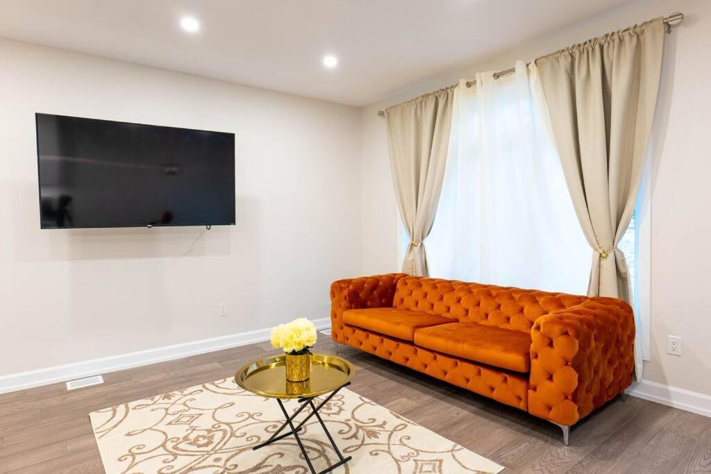 Apartment Luxury 3 Bdr Townhouse /garage *
