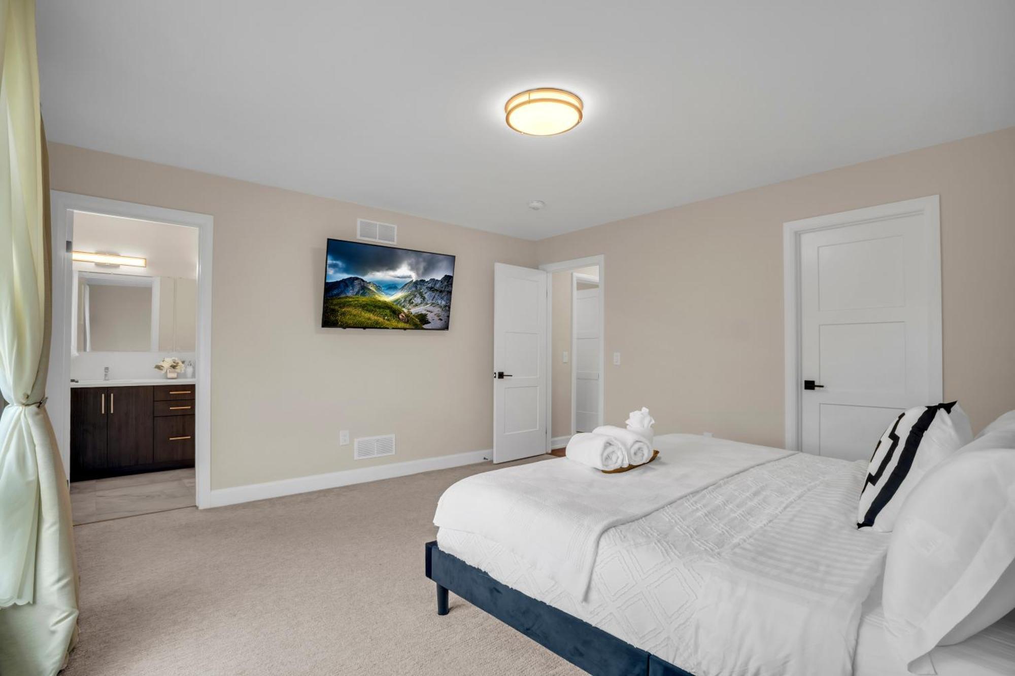Luxury 3 Bdr Townhouse /garage Apartment